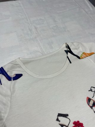 Camiseta blanca estampada con zapatos