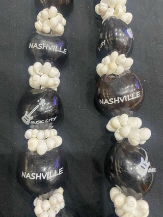 Collar de Nashville de kukui, conchas y guitarras