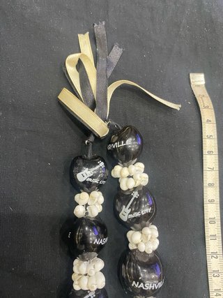 Collar de Nashville de kukui, conchas y guitarras