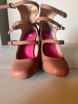 Zapatos Kling tacón marrón con tiras