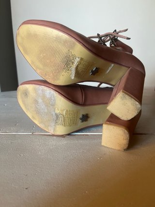 Zapatos Kling tacón marrón con tiras