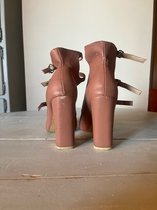Zapatos Kling tacón marrón con tiras