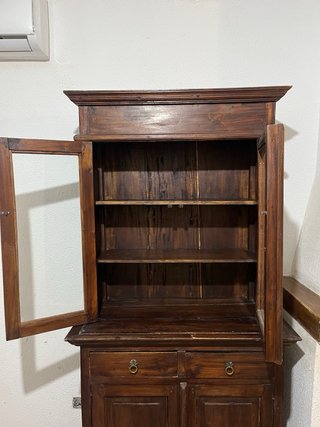 Vitrina de salón de madera y cristal