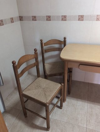Mesa y 4 sillas de madera