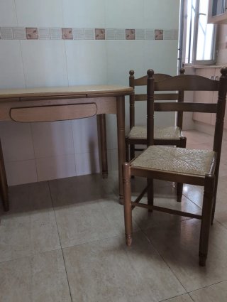 Mesa y 4 sillas de madera
