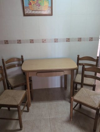 Mesa y 4 sillas de madera