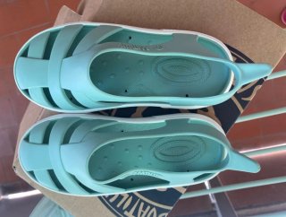 Sandalias de goma para niños