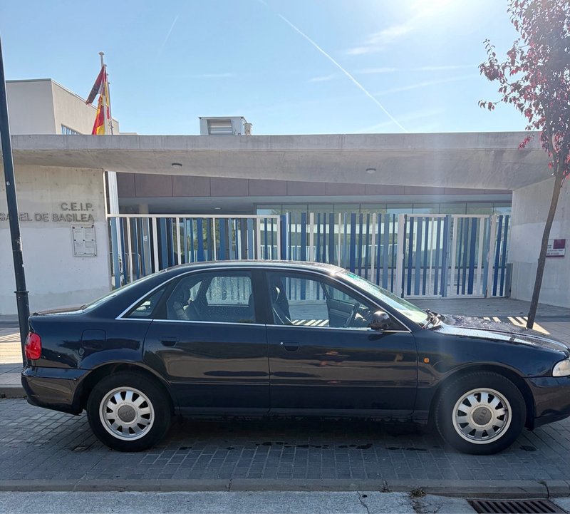 Audi A4 1998 - foto 1