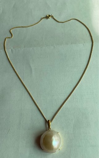 Colgante con perla blanca y cadena dorada