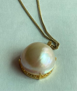 Colgante con perla blanca y cadena dorada