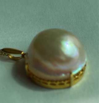 Colgante con perla blanca y cadena dorada