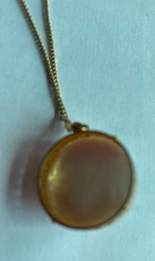 Colgante con perla blanca y cadena dorada