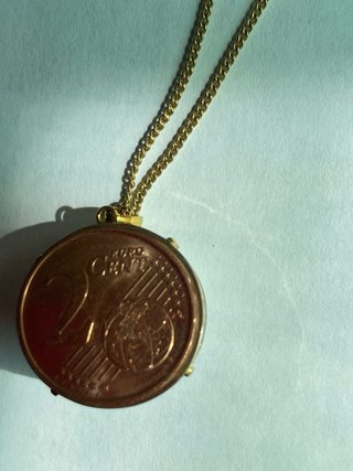Colgante con perla blanca y cadena dorada