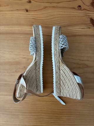 Sandalias cuña beige y plateadas