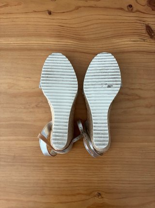 Sandalias cuña beige y plateadas