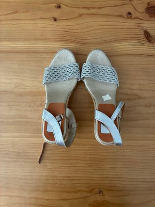 Sandalias cuña beige y plateadas