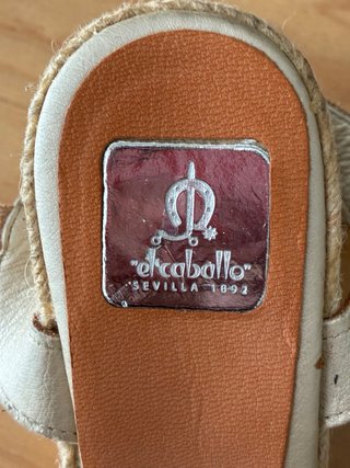 Sandalias cuña beige y plateadas