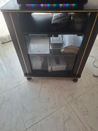 Mesa TV con cristal y ruedas