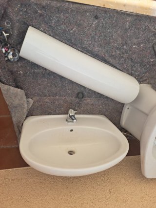 Lavabo de porcelana blanco con pie