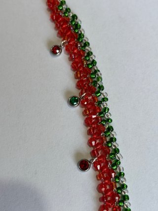 Pulsera artesanal con abalorios