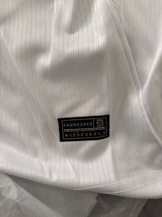 Camiseta deportiva Nike blanca y azul