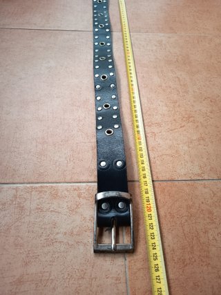 Cinturón negro con tachuelas plateadas