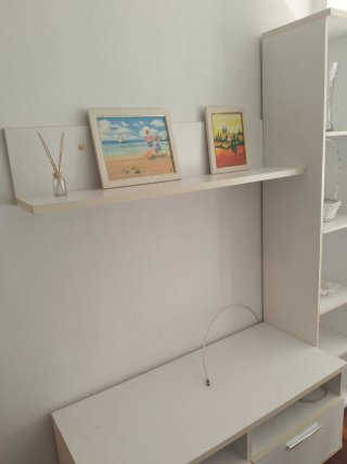 Mueble TV blanco y estantería flotante