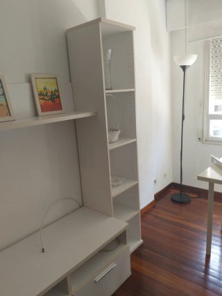 Mueble TV blanco y estantería flotante