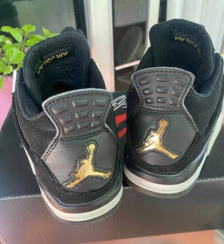 Air Jordan 4 Retro Nero e Oro