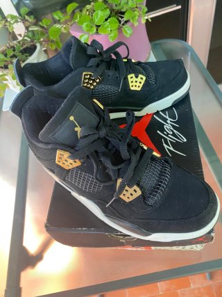 Air Jordan 4 Retro Nero e Oro