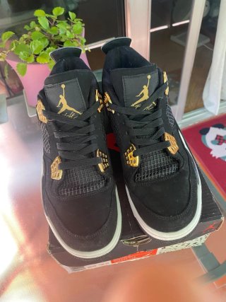 Air Jordan 4 Retro Nero e Oro