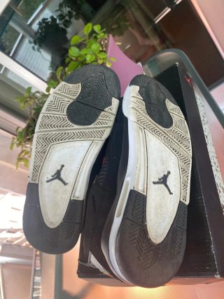 Air Jordan 4 Retro Nero e Oro