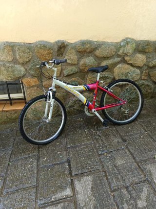 Las dos 45€ Bicicletas de Montaña Azules