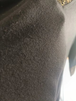 Camiseta negra con detalles dorados