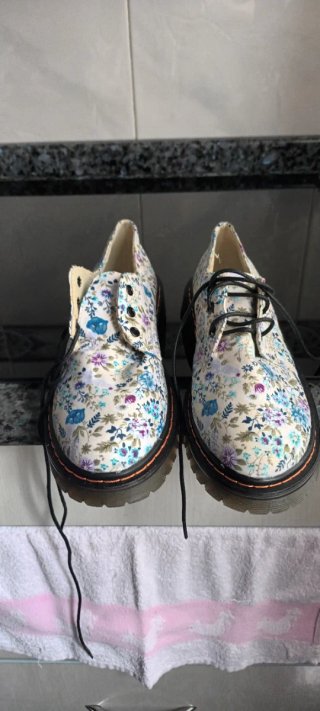 Zapatos estampados flores azules y blancas