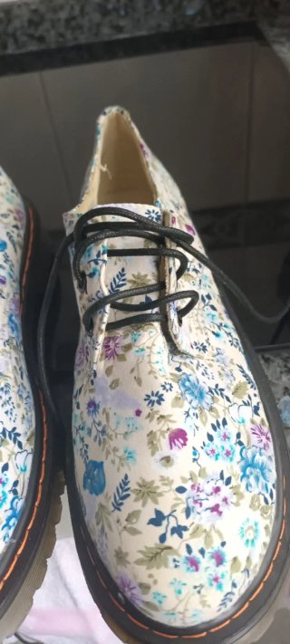 Zapatos estampados flores azules y blancas