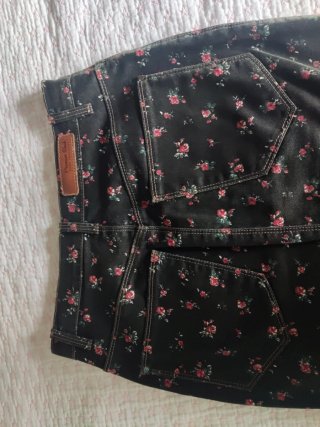 Falda ZARA floral negra