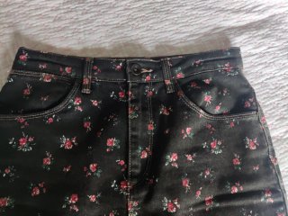 Falda ZARA floral negra