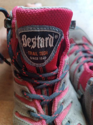Botas de montaña Bestard grises y rojas