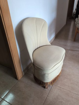 Sillón pequeño beige con detalles marrones