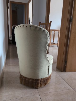 Sillón pequeño beige con detalles marrones