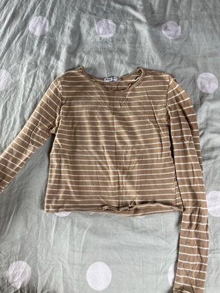 Camiseta de rayas beige y blanca manga larga