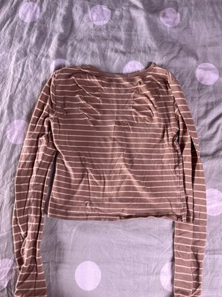 Camiseta de rayas beige y blanca manga larga