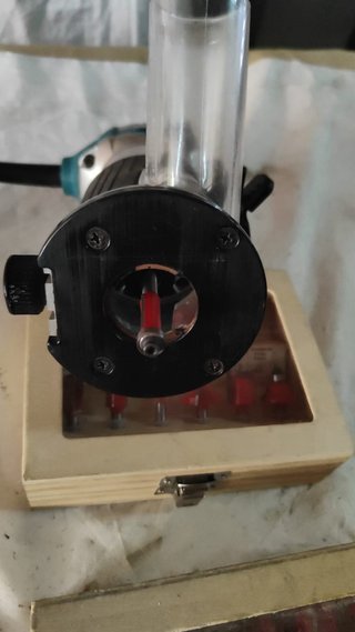 Fresadora Makita RT0702C