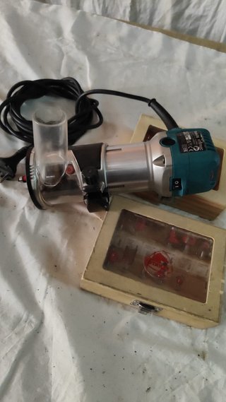 Fresadora Makita RT0702C