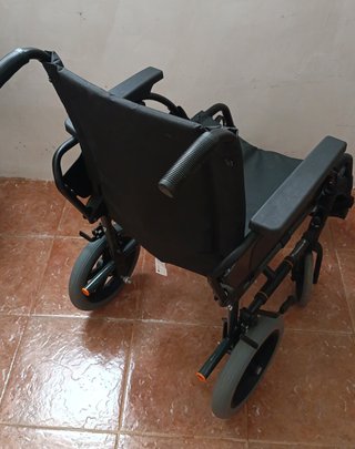 Silla de ruedas negra plegable