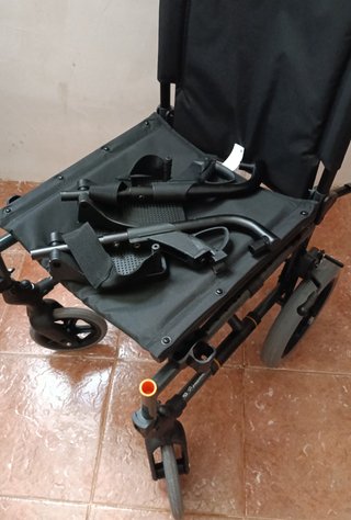 Silla de ruedas negra plegable