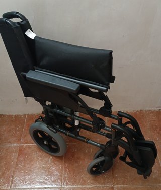 Silla de ruedas negra plegable