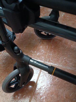 Silla de ruedas negra plegable