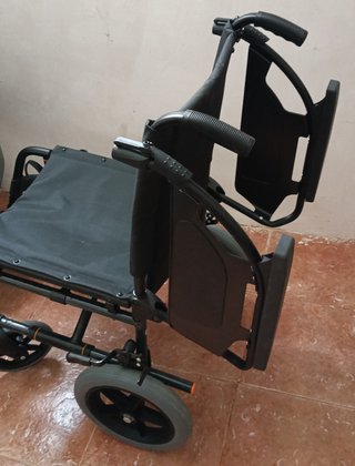 Silla de ruedas negra plegable